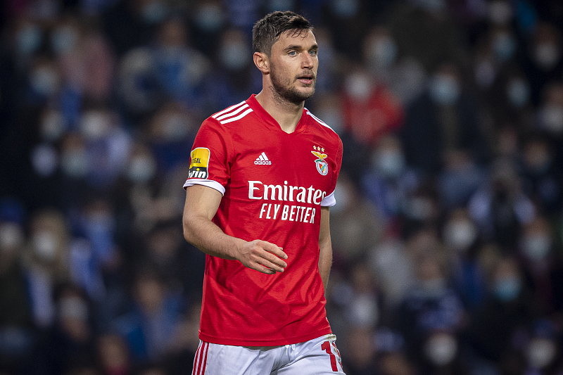 包含本菲卡开场5分钟连进两球，阿贾克斯防线形同虚设！的词条